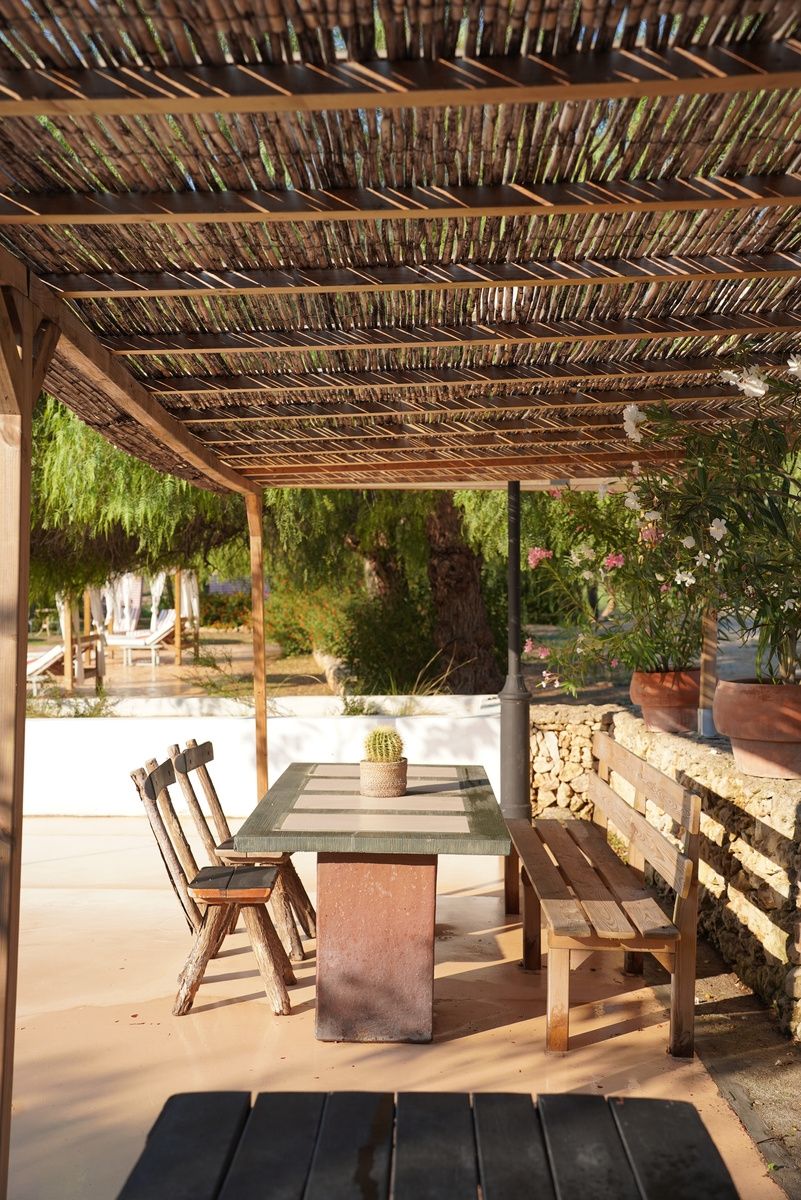Terraza con sombra junto a la piscina en Llucatx