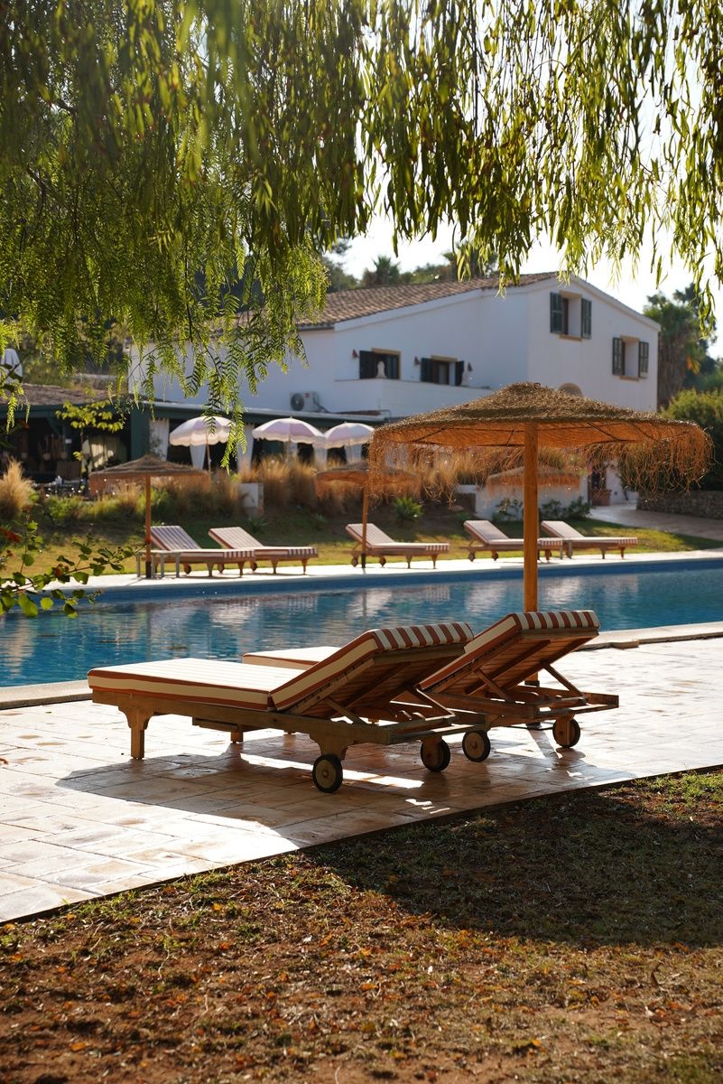 Piscina con tumbonas y sombrillas en Llucatx