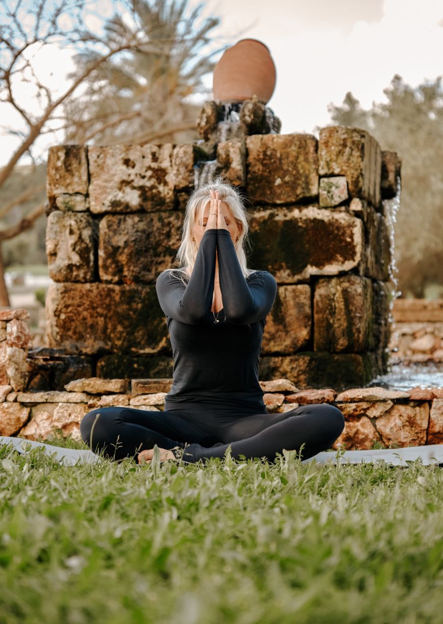 Practica yoga en Llucatx