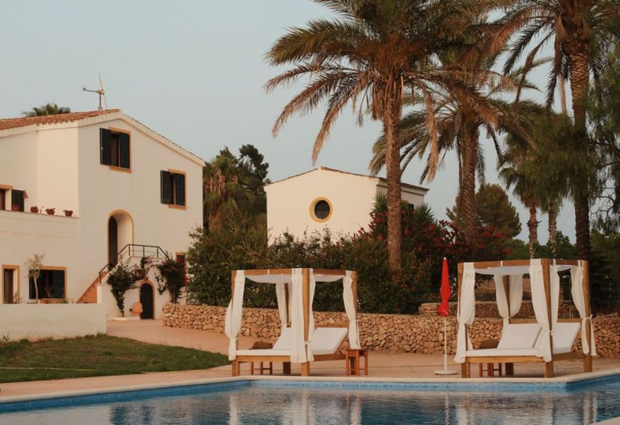 Piscina vista casa de campo
